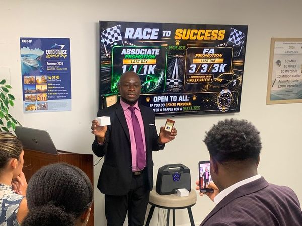 Donovan Gayle receiving his ring